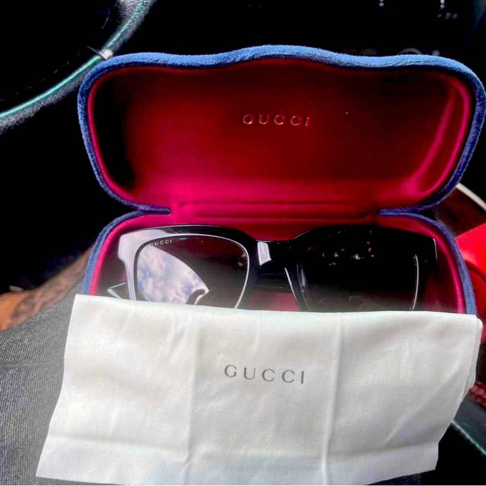 Prada sunglasses Like new, stylish and sophisticated.